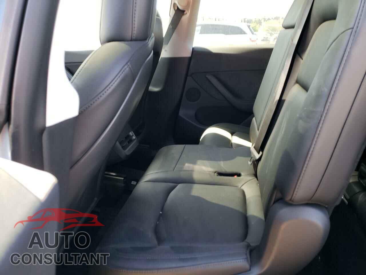 TESLA MODEL Y 2021 - 5YJYGAEE3MF265799