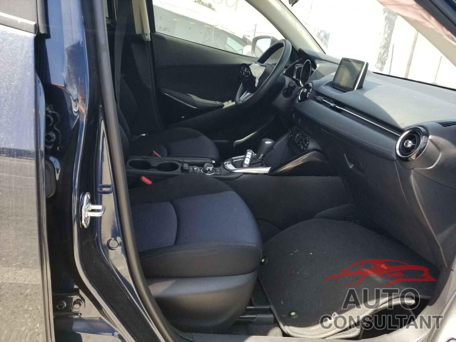 TOYOTA YARIS 2017 - 3MYDLBYV6HY157510