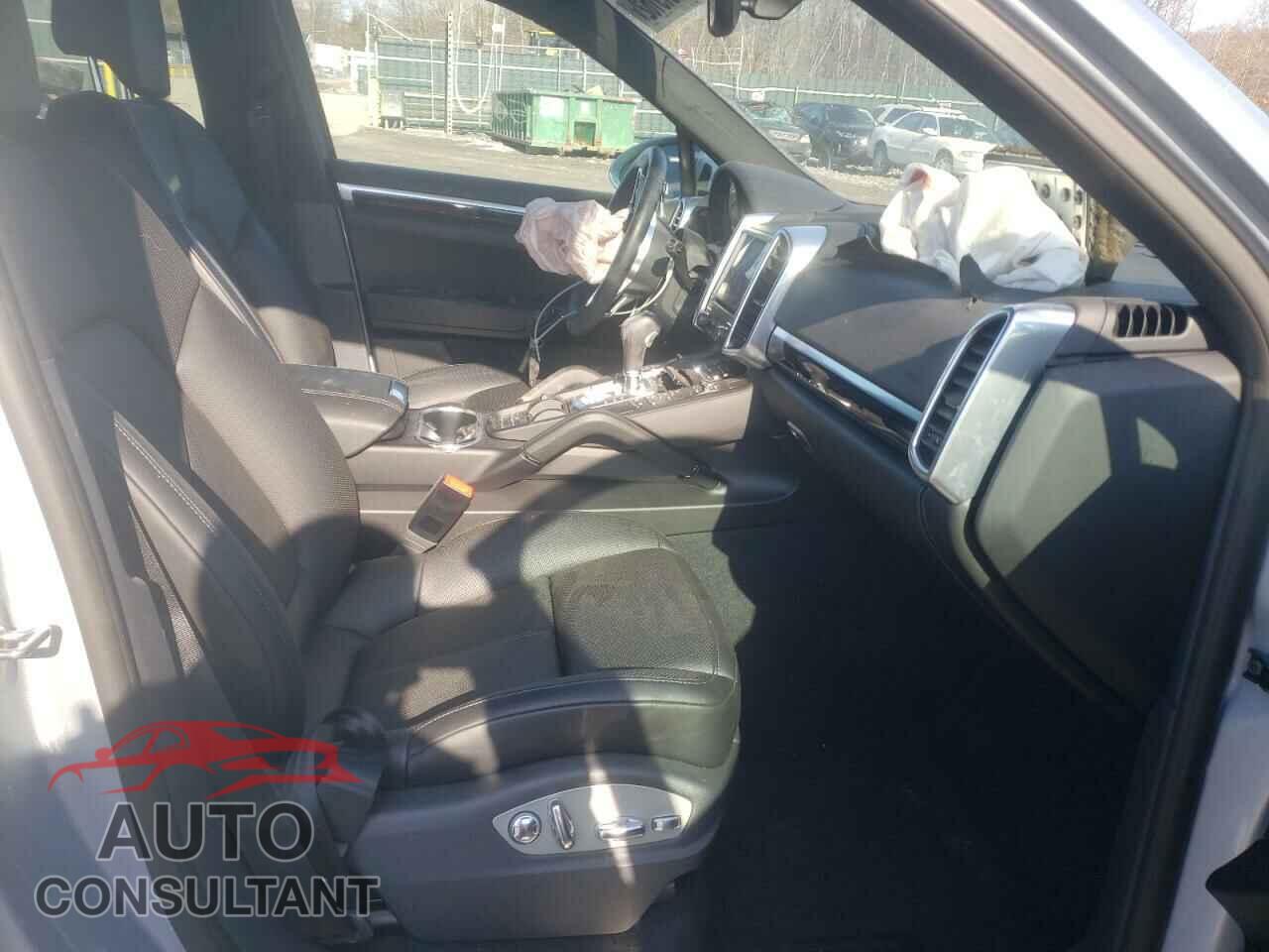 PORSCHE CAYENNE 2018 - WP1AA2A29JKA03187