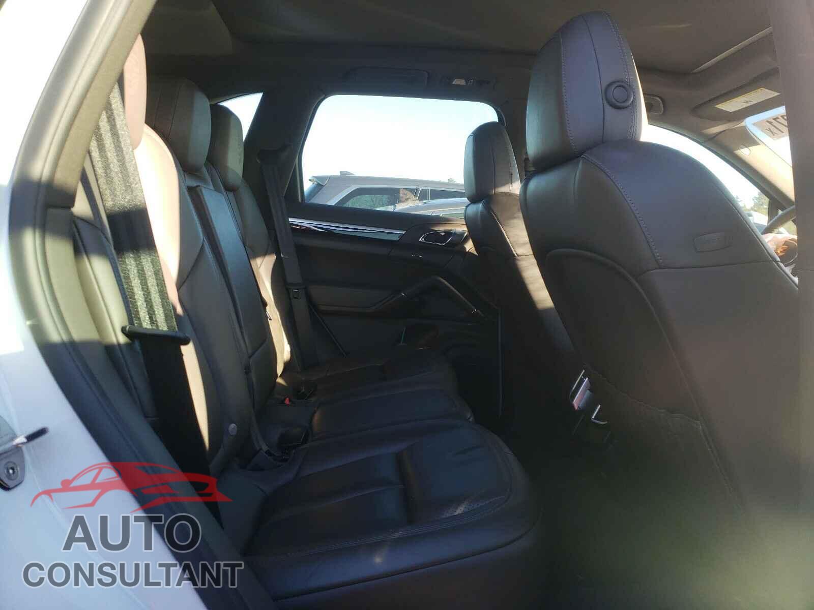 PORSCHE CAYENNE 2017 - WP1AA2A24HKA82682