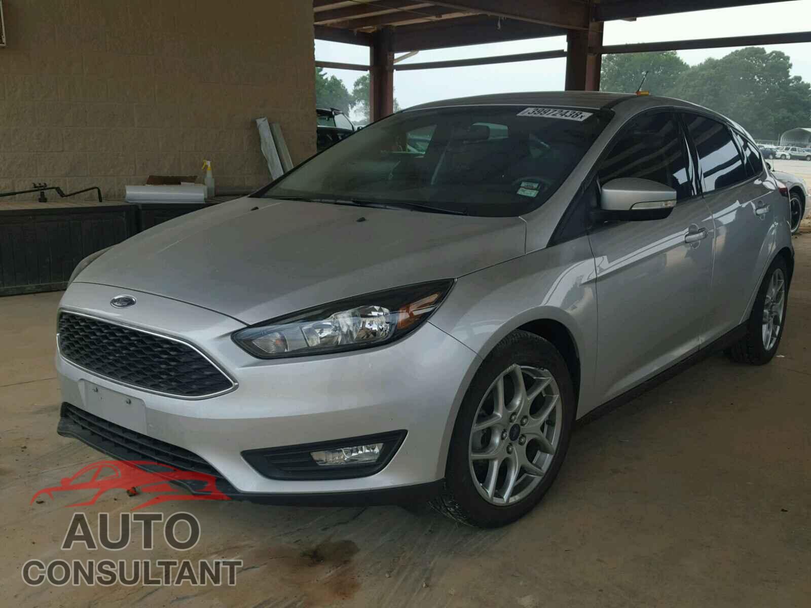 FORD FOCUS SE 2015 - 1FADP3K28FL313887