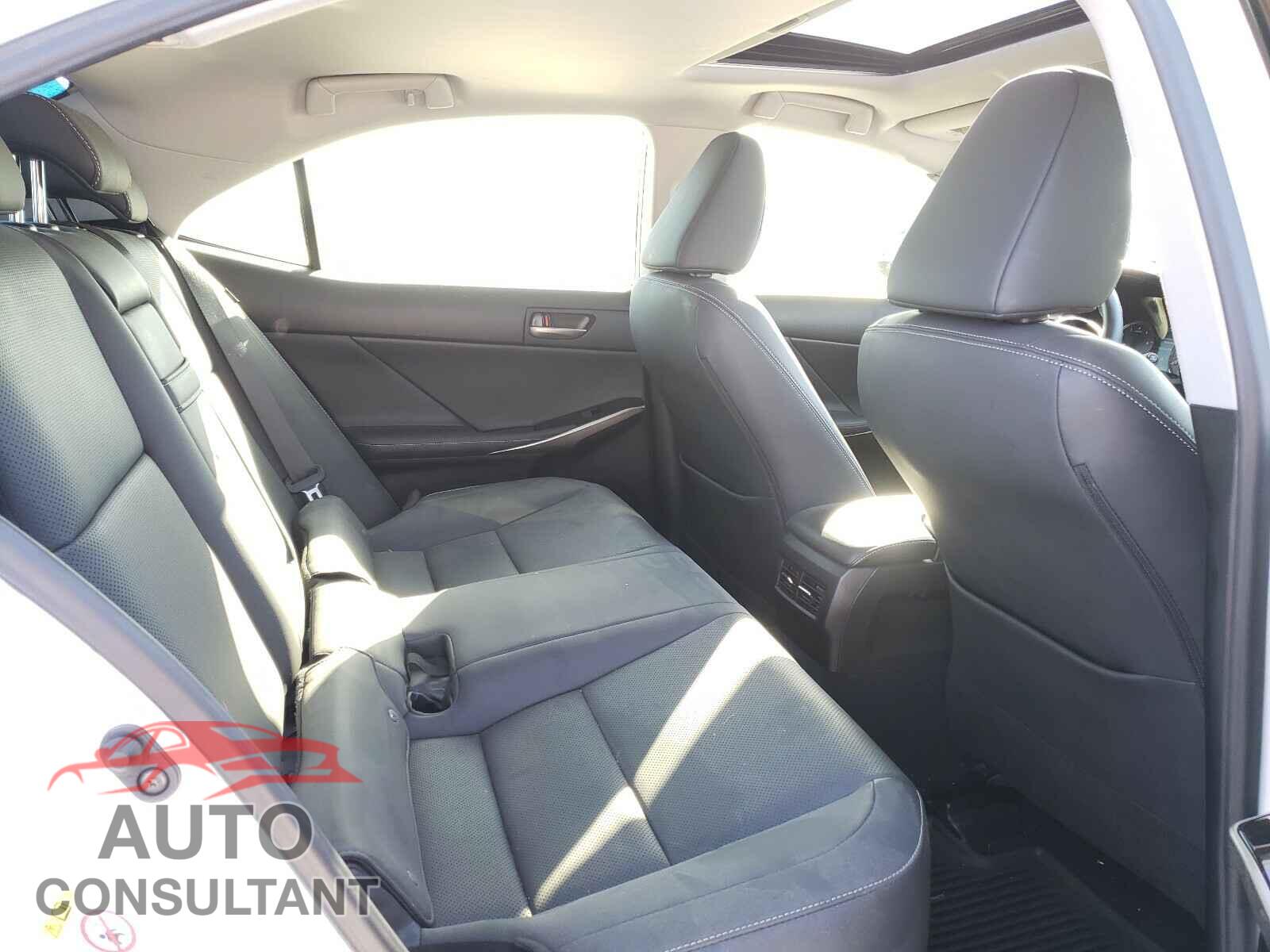 LEXUS IS 2018 - JTHBA1D27J5070881