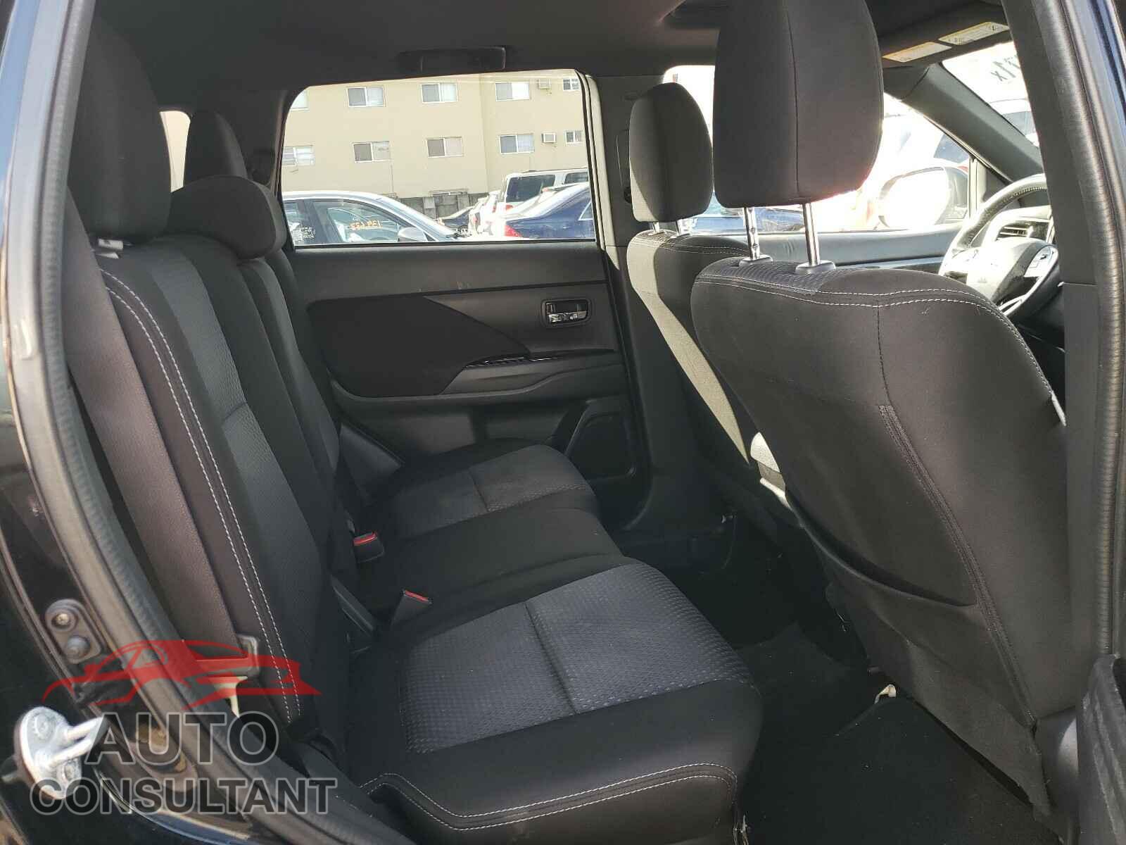 MITSUBISHI OUTLANDER 2018 - JA4AD3A34JZ034887