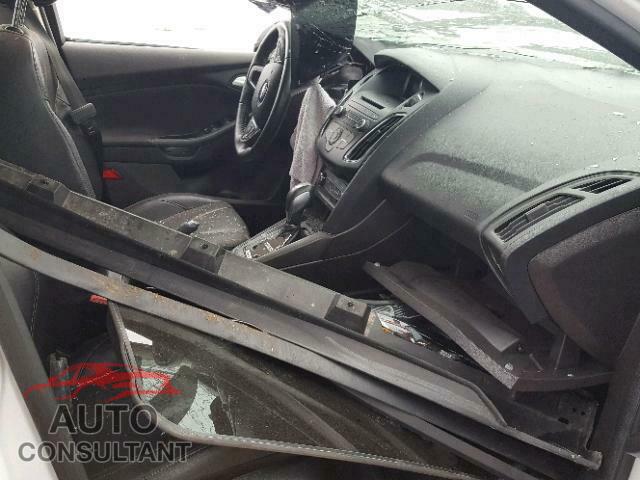 FORD FOCUS SE 2015 - 1FADP3K27FL290067