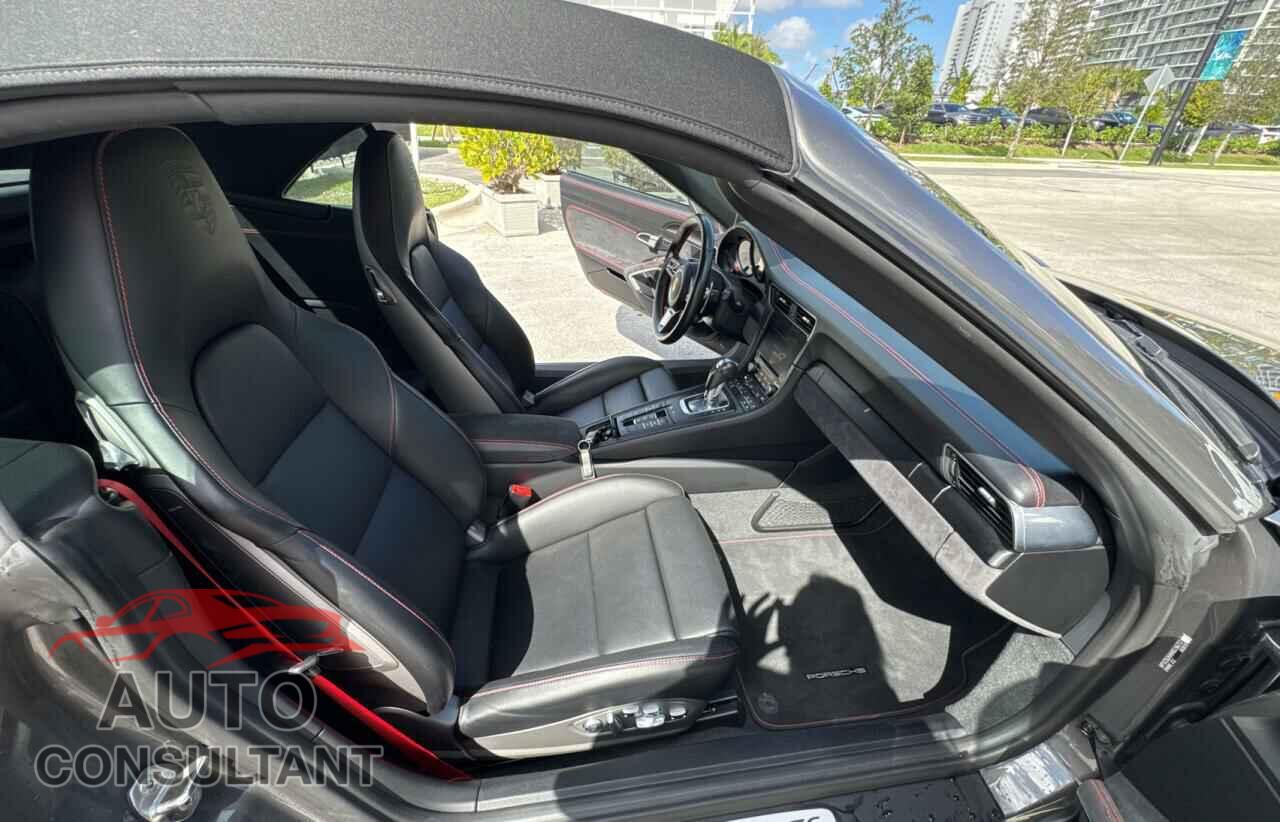 PORSCHE 911 2017 - WP0CB2A96HS156253
