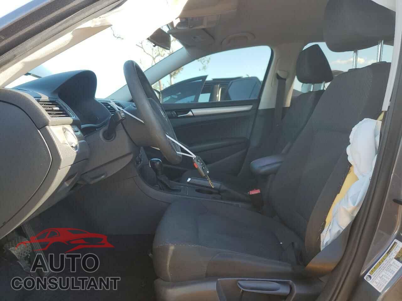 VOLKSWAGEN PASSAT 2014 - 1VWAT7A38EC036342