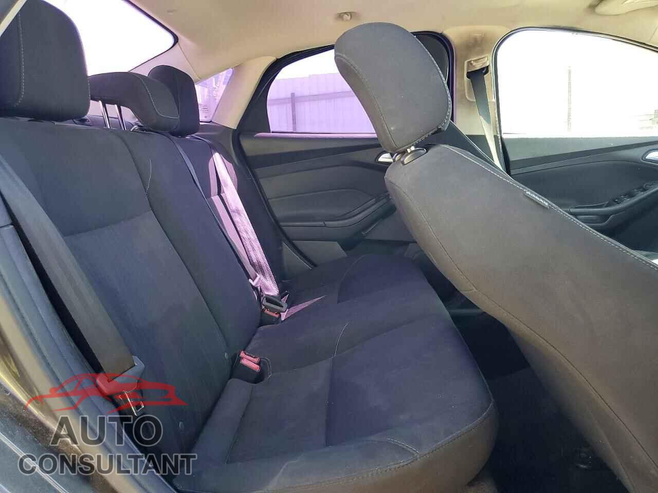 FORD FOCUS 2015 - 1FADP3F29FL324519