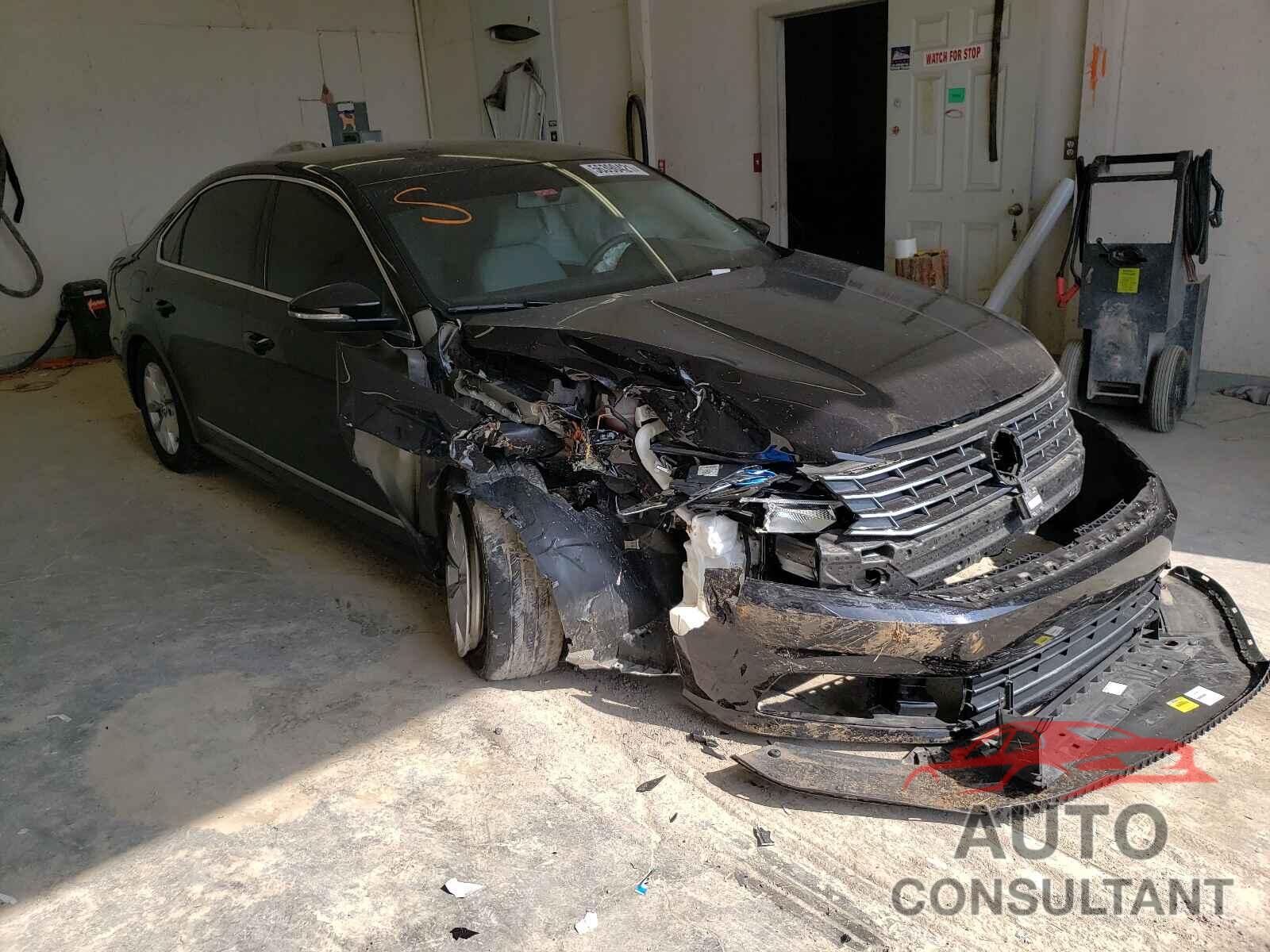 VOLKSWAGEN PASSAT 2017 - 1VWAT7A30HC066391