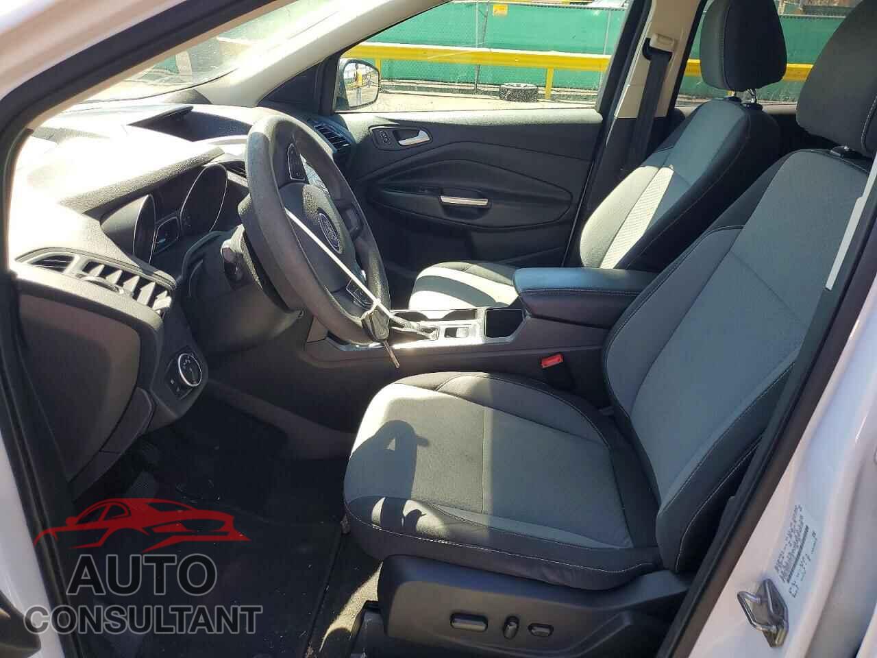 FORD ESCAPE 2017 - 1FMCU9G94HUC12197
