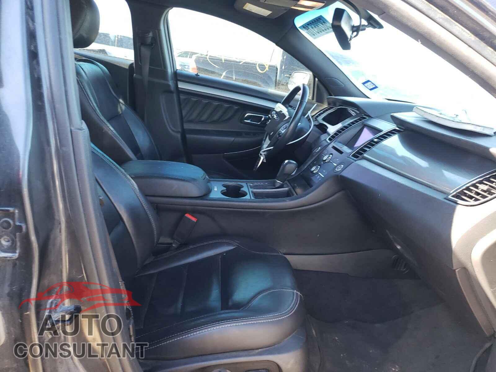 FORD TAURUS 2018 - 1FAHP2E82JG111897