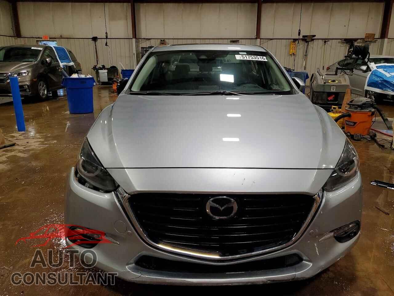 MAZDA 3 2018 - 3MZBN1W38JM188523