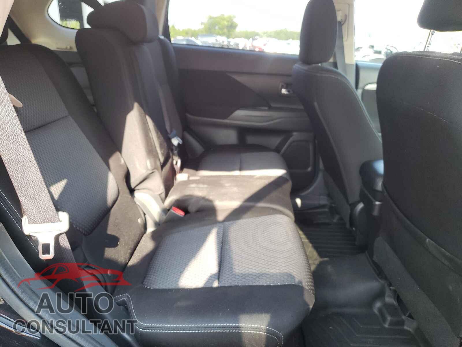 MITSUBISHI OUTLANDER 2018 - JA4AD2A35JZ069366