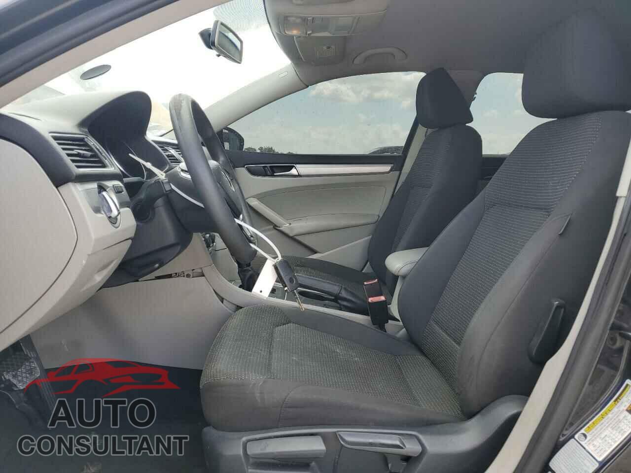 VOLKSWAGEN PASSAT 2017 - 1VWAT7A35HC067150