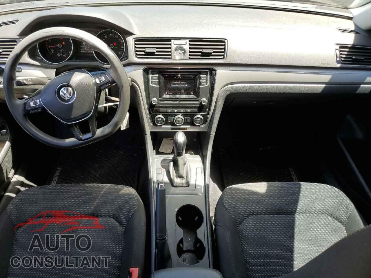 VOLKSWAGEN PASSAT 2017 - 1VWAT7A39HC052506