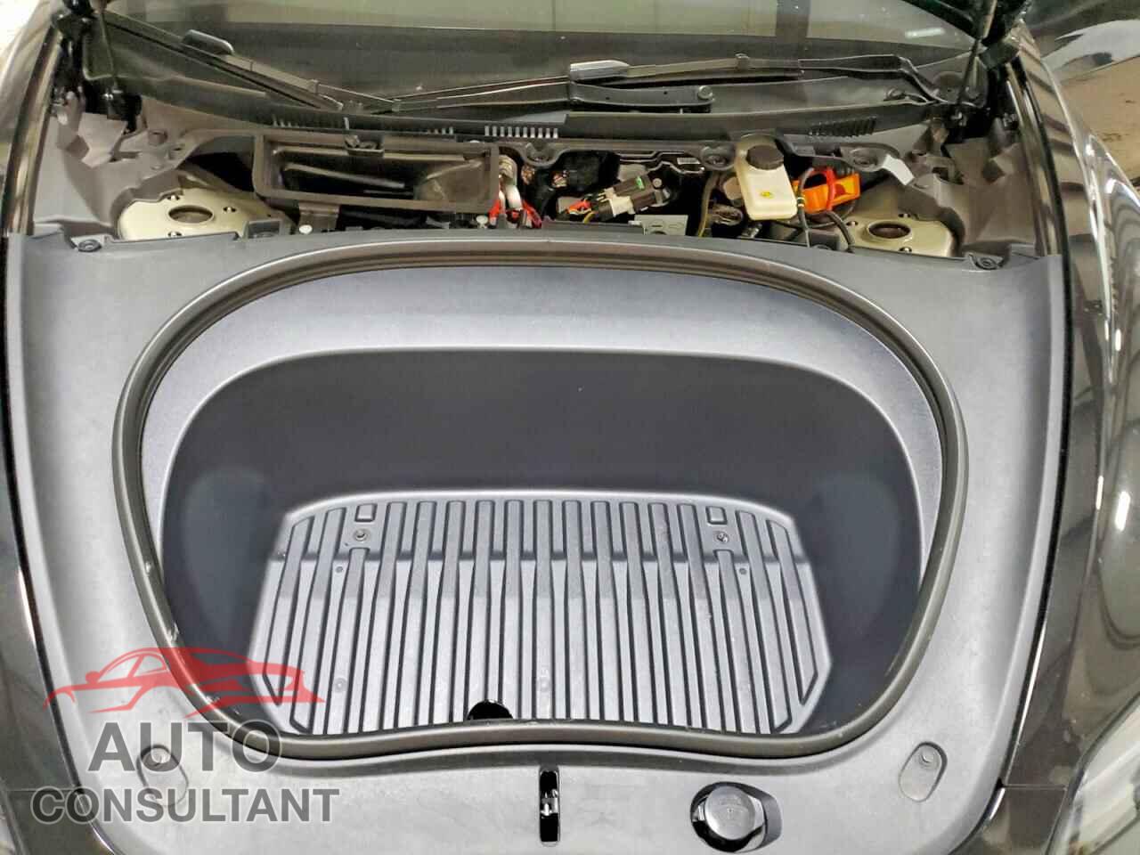 TESLA MODEL 3 2025 - 5YJ3E1EA0SF043196