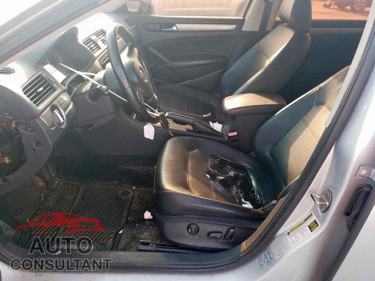 VOLKSWAGEN PASSAT 2015 - 1VWAT7A37FC020019