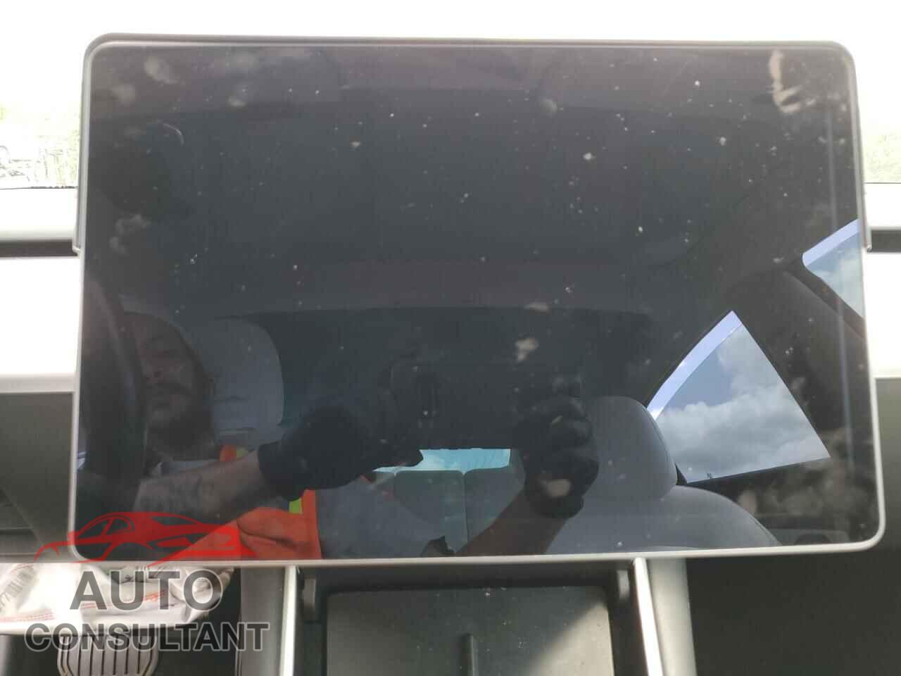 TESLA MODEL 3 2018 - 5YJ3E1EA5JF155670