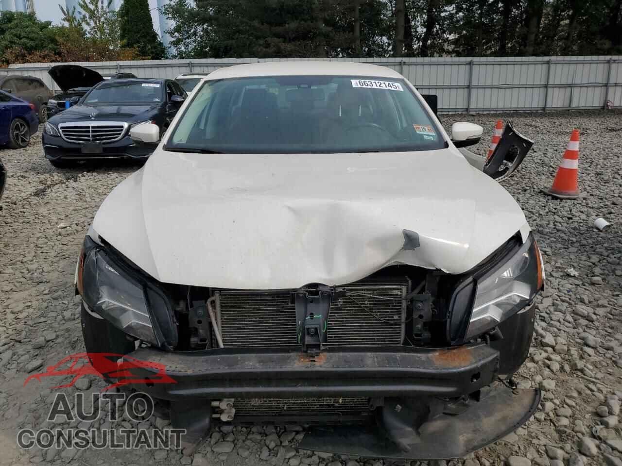 VOLKSWAGEN PASSAT 2015 - 1VWAT7A38FC075191