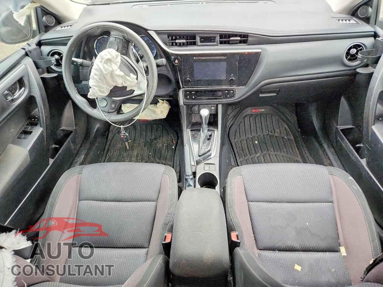 TOYOTA COROLLA 2018 - 5YFBURHE0JP815212