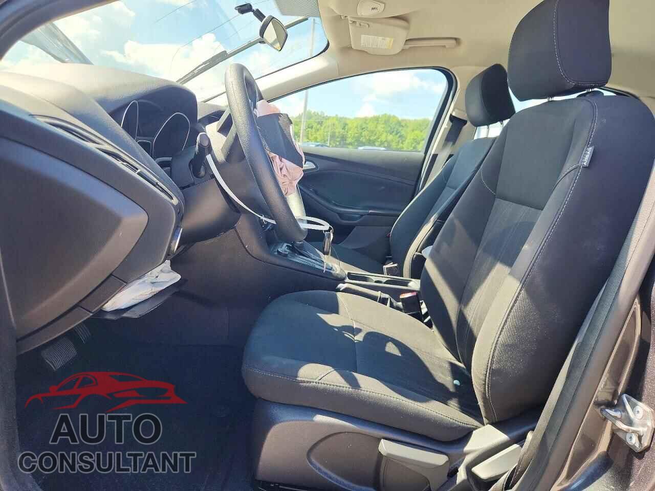 FORD FOCUS 2017 - 1FADP3F28HL288454
