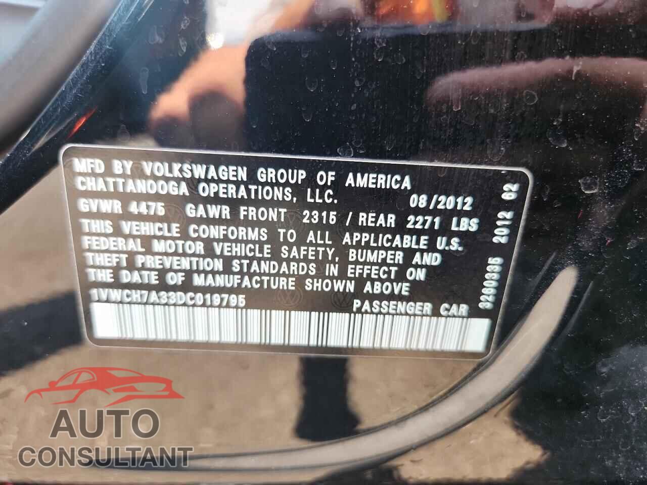 VOLKSWAGEN PASSAT 2013 - 1VWCH7A33DC019795