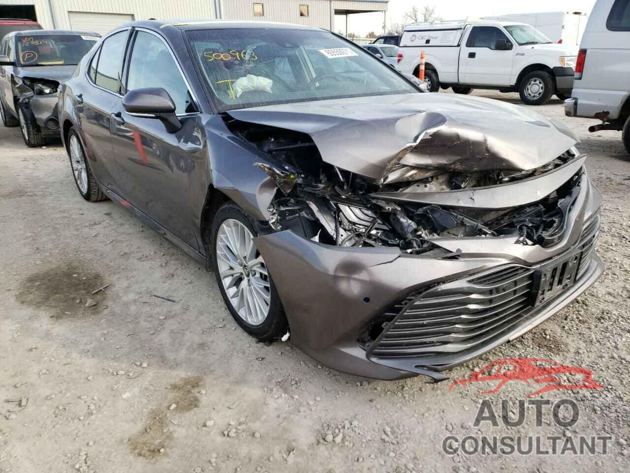 TOYOTA CAMRY 2018 - 4T1B11HK6JU500963