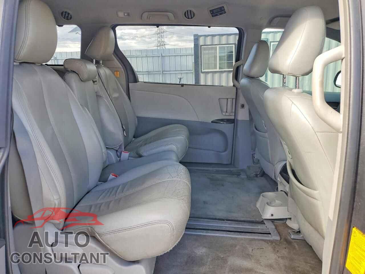 TOYOTA SIENNA 2013 - 5TDKK3DC8DS288989