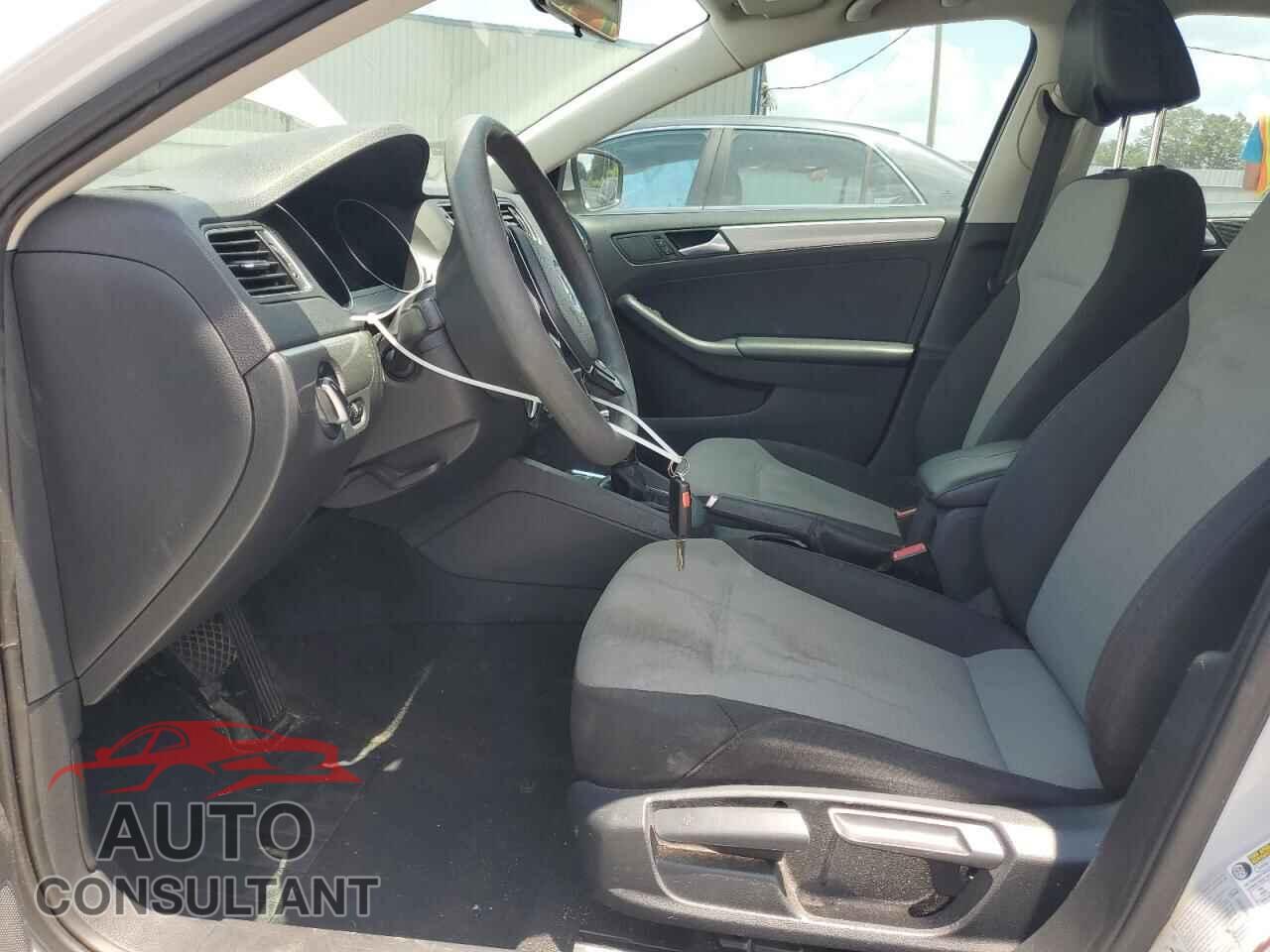 VOLKSWAGEN JETTA 2017 - 3VW2B7AJXHM239449