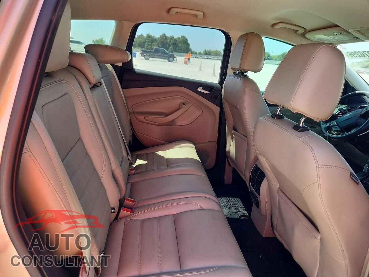 FORD ESCAPE 2017 - 1FMCU0J92HUE93890