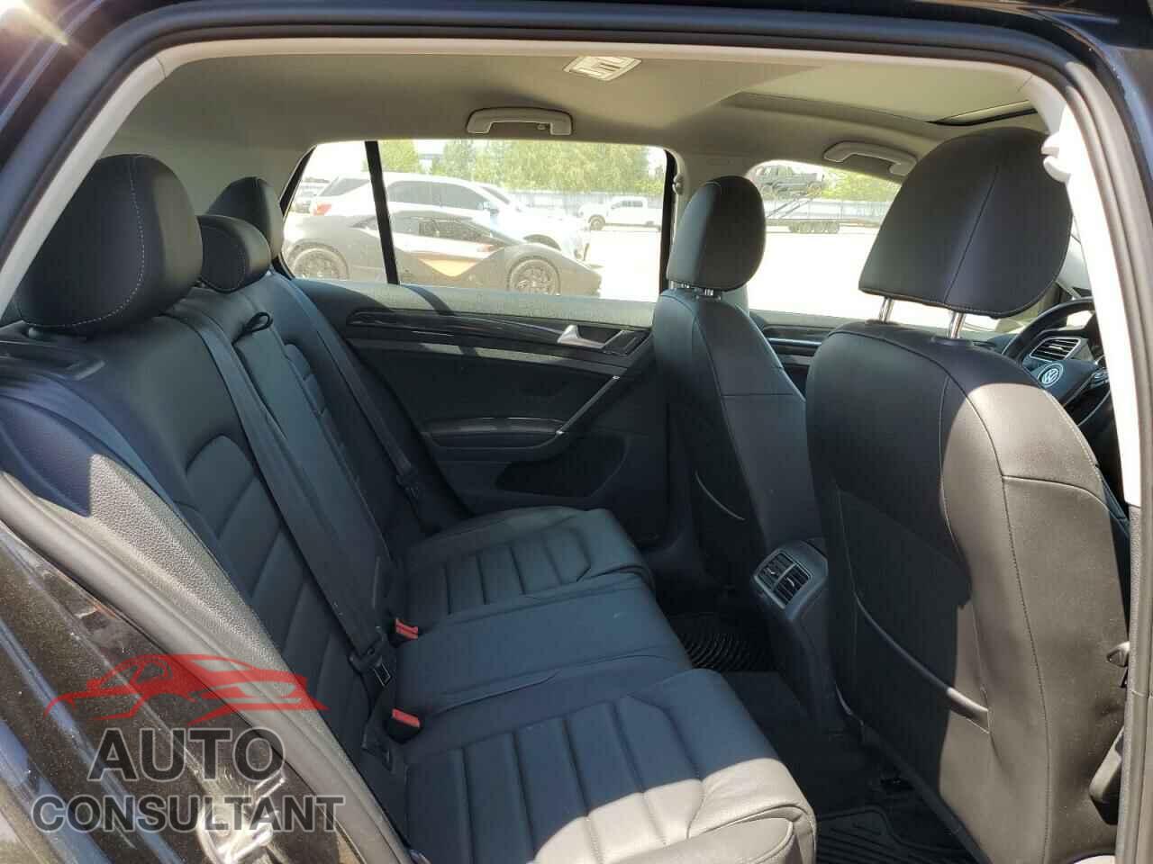 VOLKSWAGEN GOLF 2018 - 3VWC17AU3JM285437