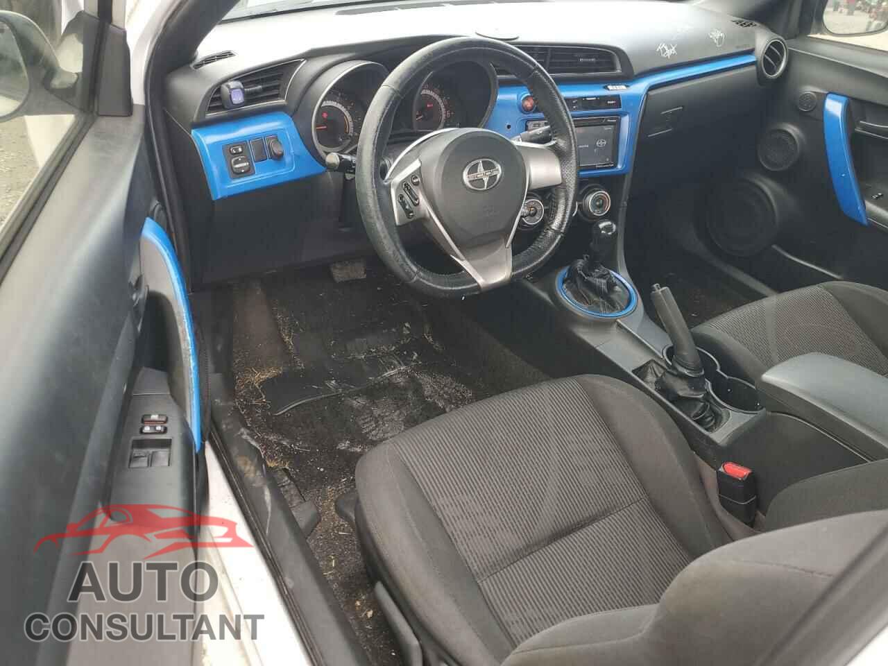 TOYOTA SCION 2013 - JTKJF5C70D3064108