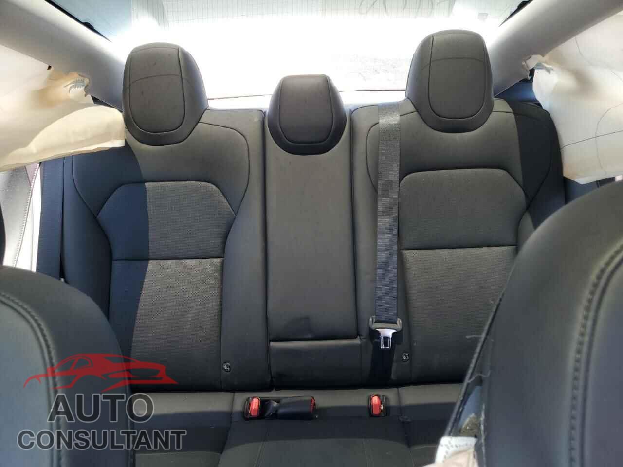 TESLA MODEL 3 2024 - 5YJ3E1EA3RF768303