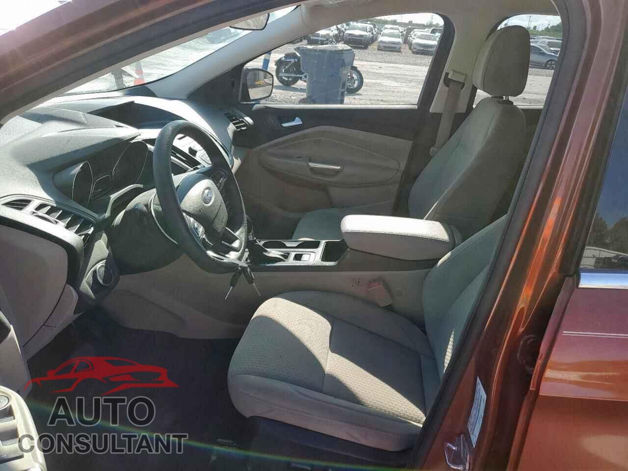FORD ESCAPE 2017 - 1FMCU0GD7HUC34176