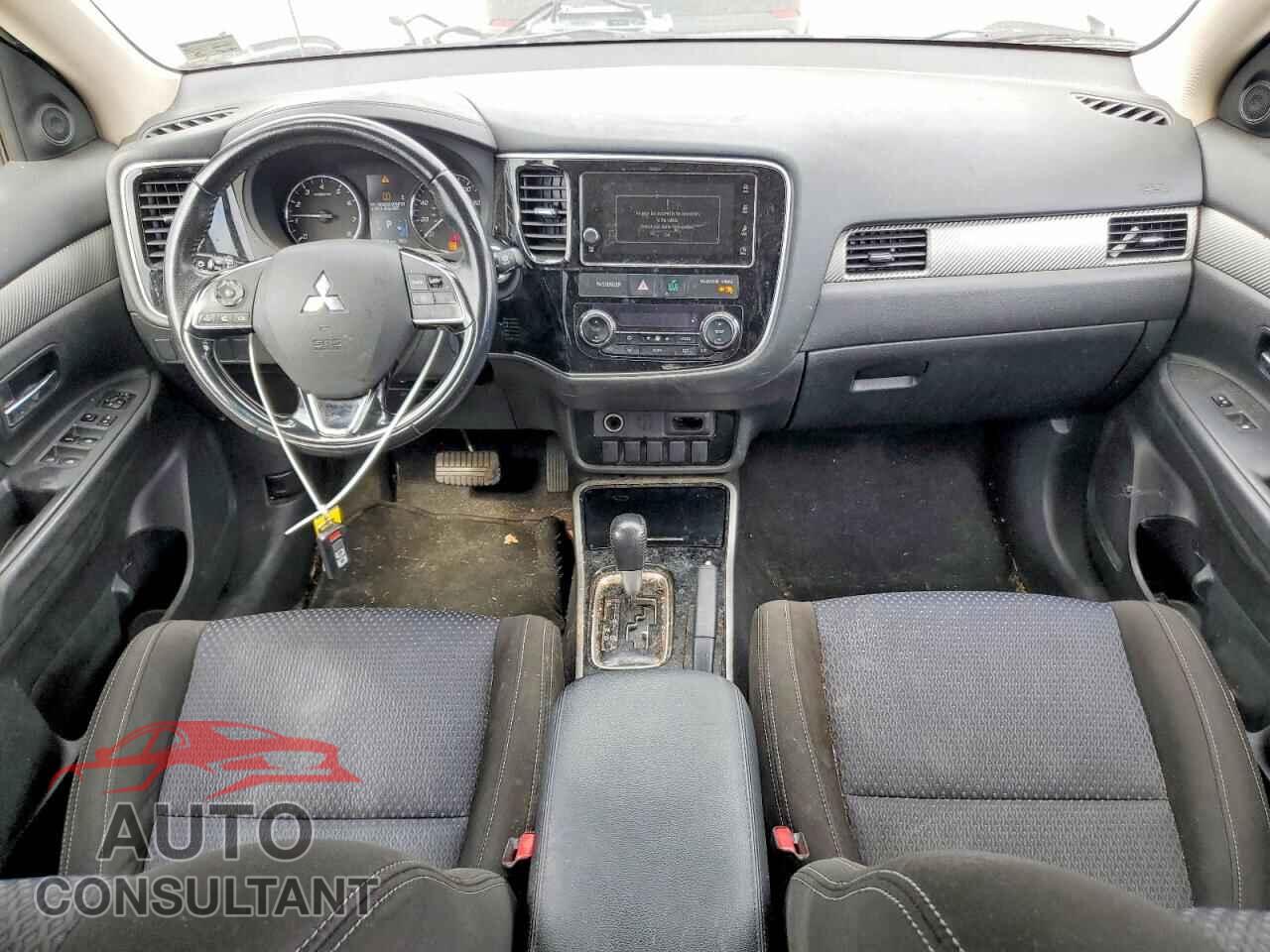 MITSUBISHI OUTLANDER 2018 - JA4AD3A34JZ017913