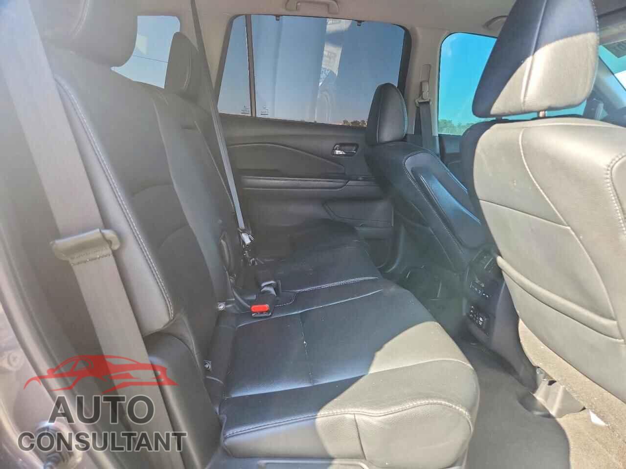 HONDA PILOT 2017 - 5FNYF6H93HB095075