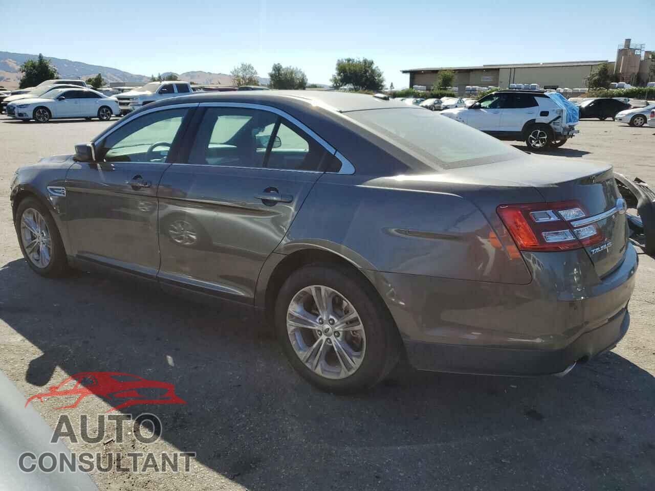 FORD TAURUS 2018 - 1FAHP2E89JG118832