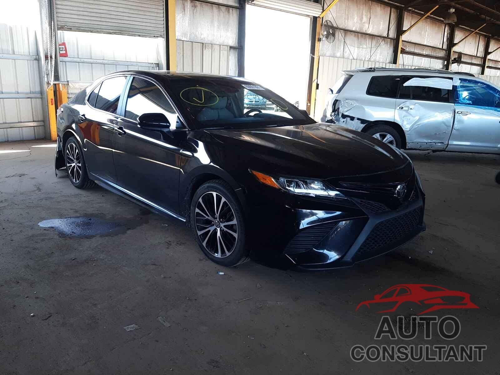 TOYOTA CAMRY 2018 - 4T1B11HK4JU082337