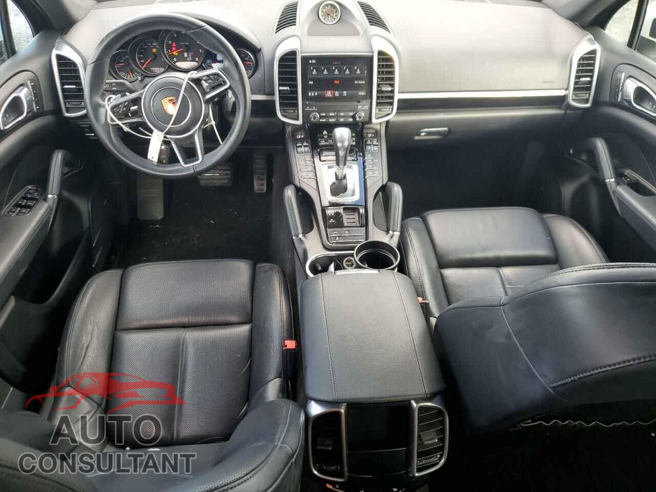 PORSCHE CAYENNE 2018 - WP1AA2A24JKA02447