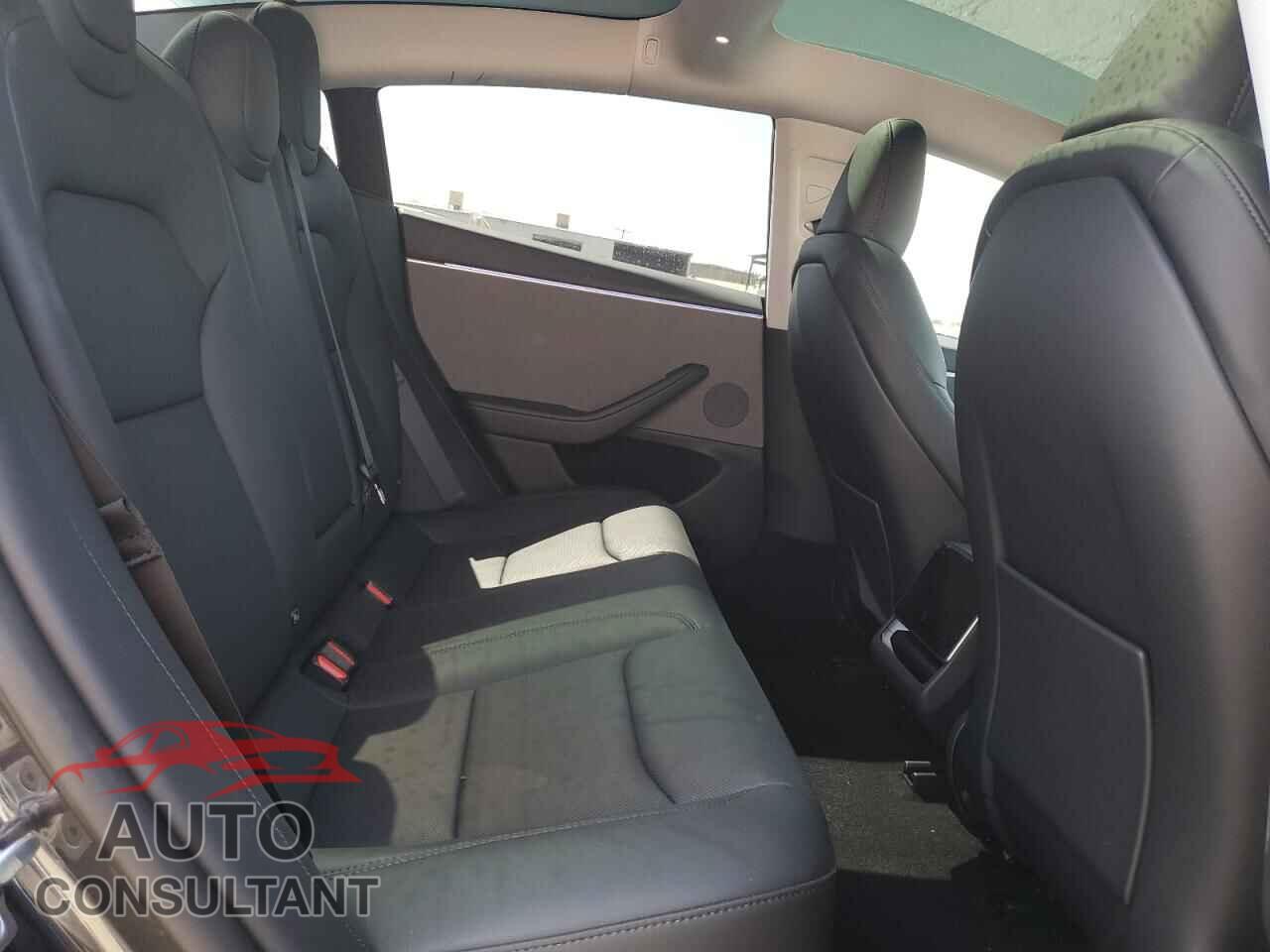 TESLA MODEL 3 2025 - 5YJ3E1EA3SF052829