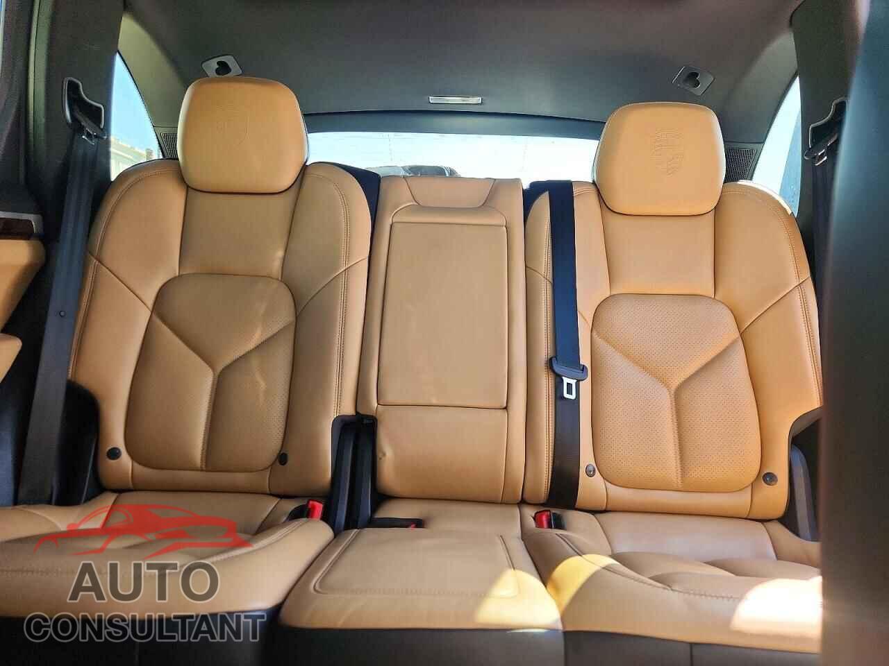 PORSCHE CAYENNE 2018 - WP1AA2A29JKA02475