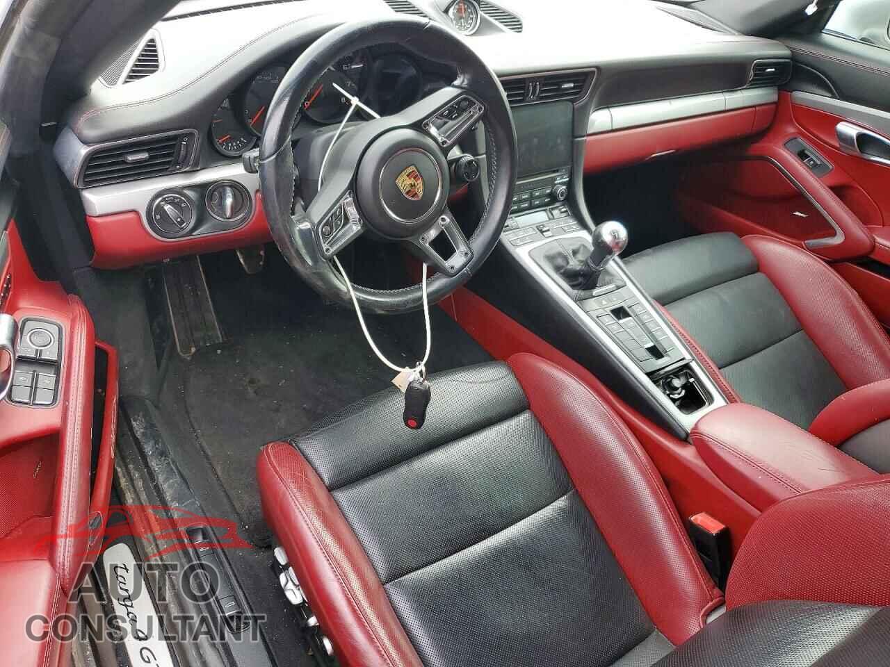 PORSCHE 911 2018 - WP0BB2A98JS134997