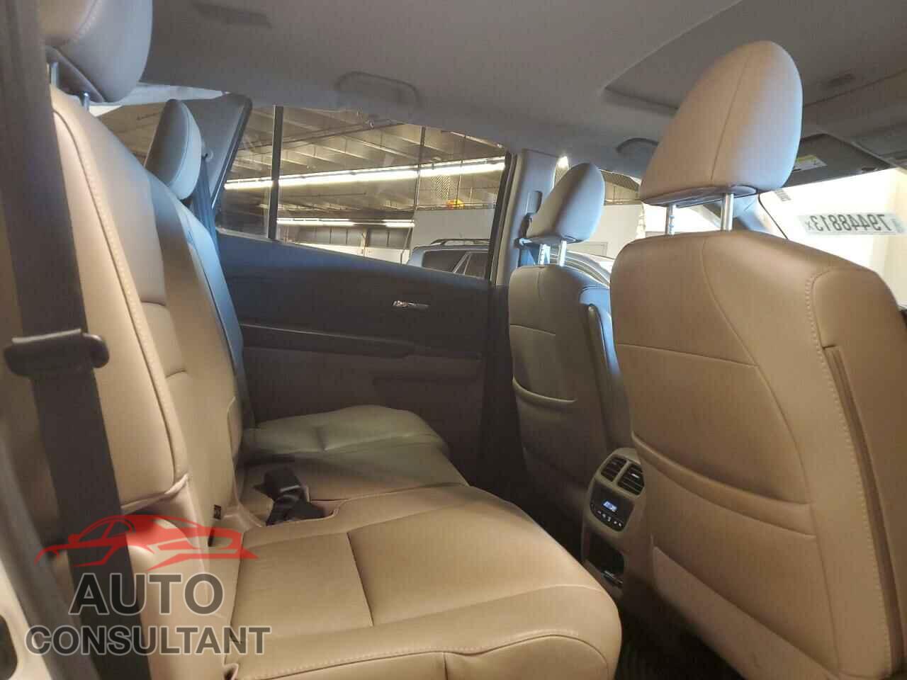 HONDA PILOT 2018 - 5FNYF6H61JB014313