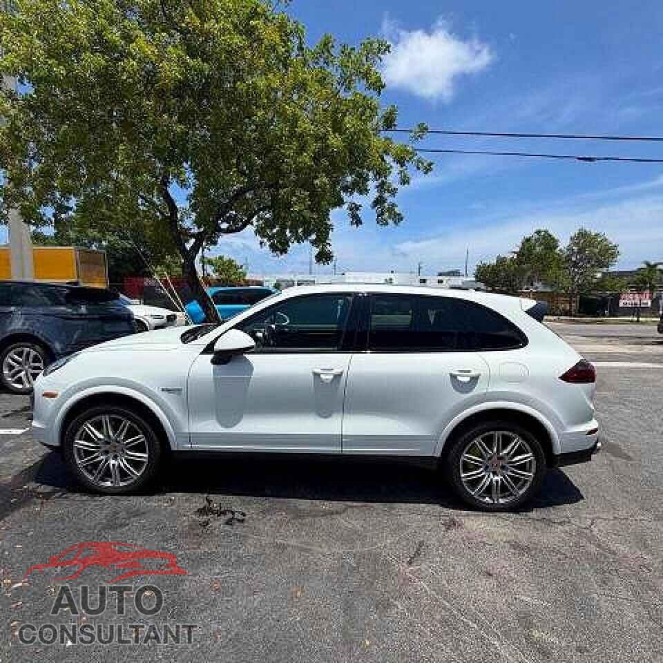 PORSCHE CAYENNE 2017 - WP1AE2A26HLA70970