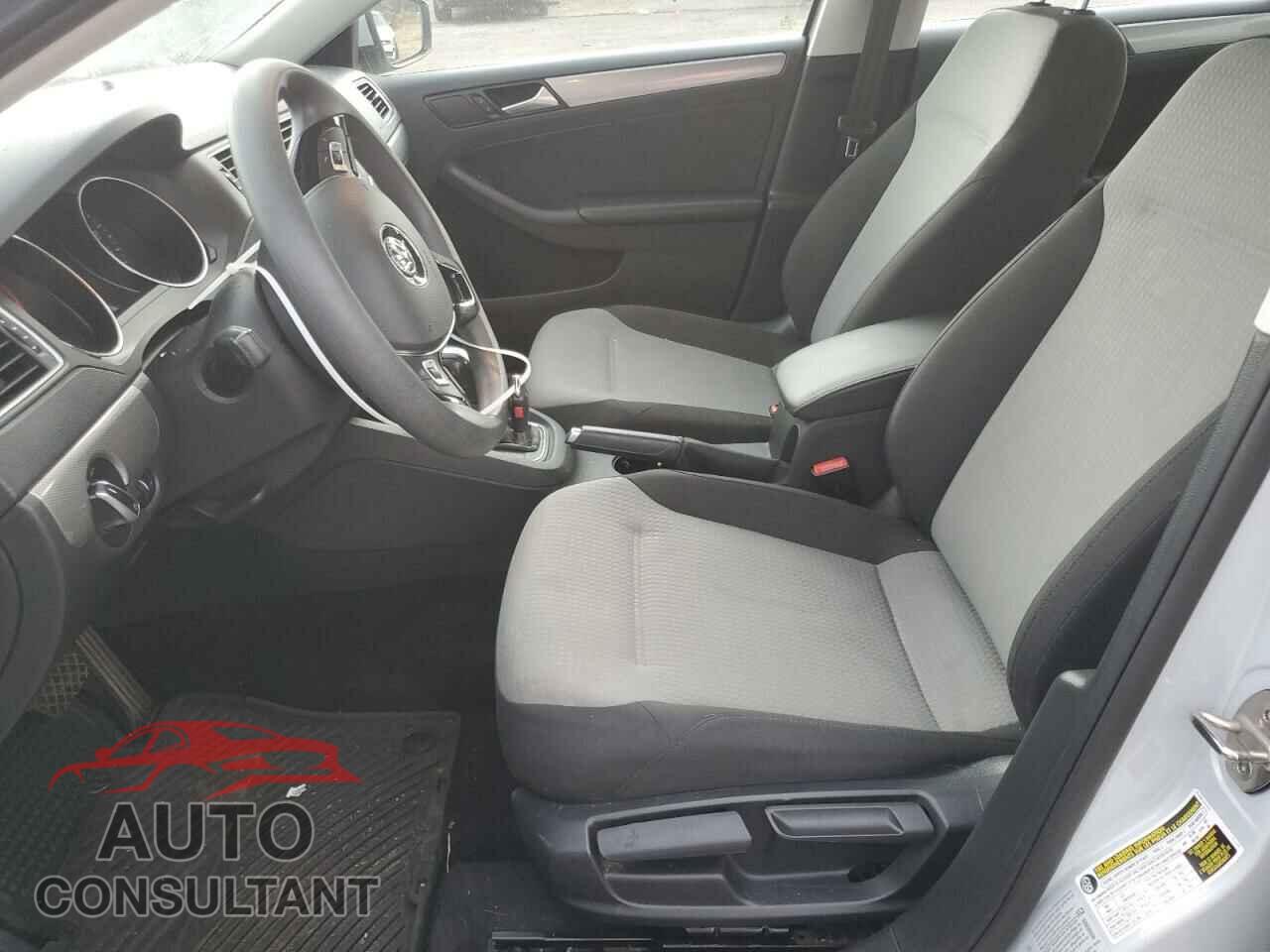 VOLKSWAGEN JETTA 2017 - 3VW2B7AJ4HM402693