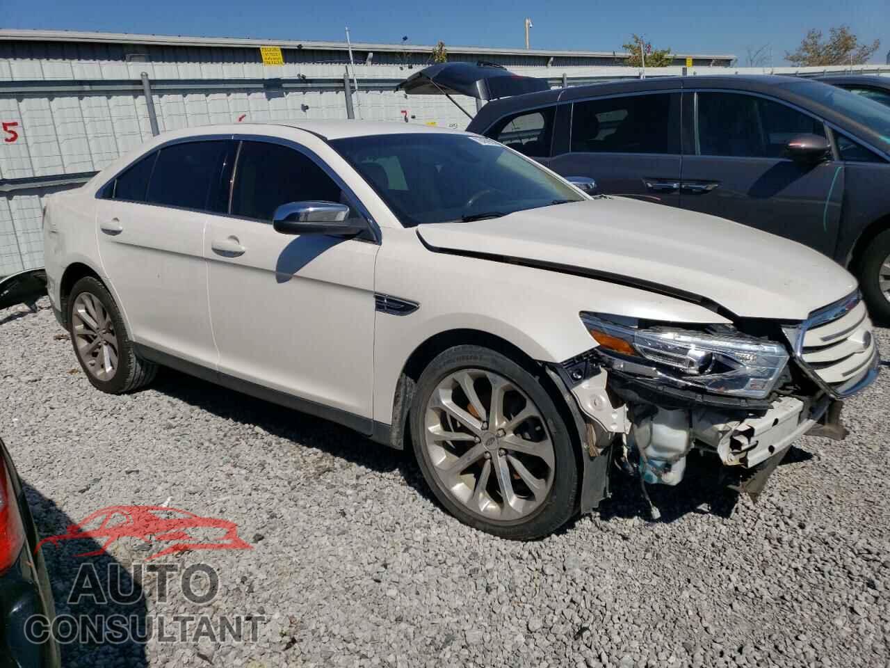 FORD TAURUS 2018 - 1FAHP2F82JG105595