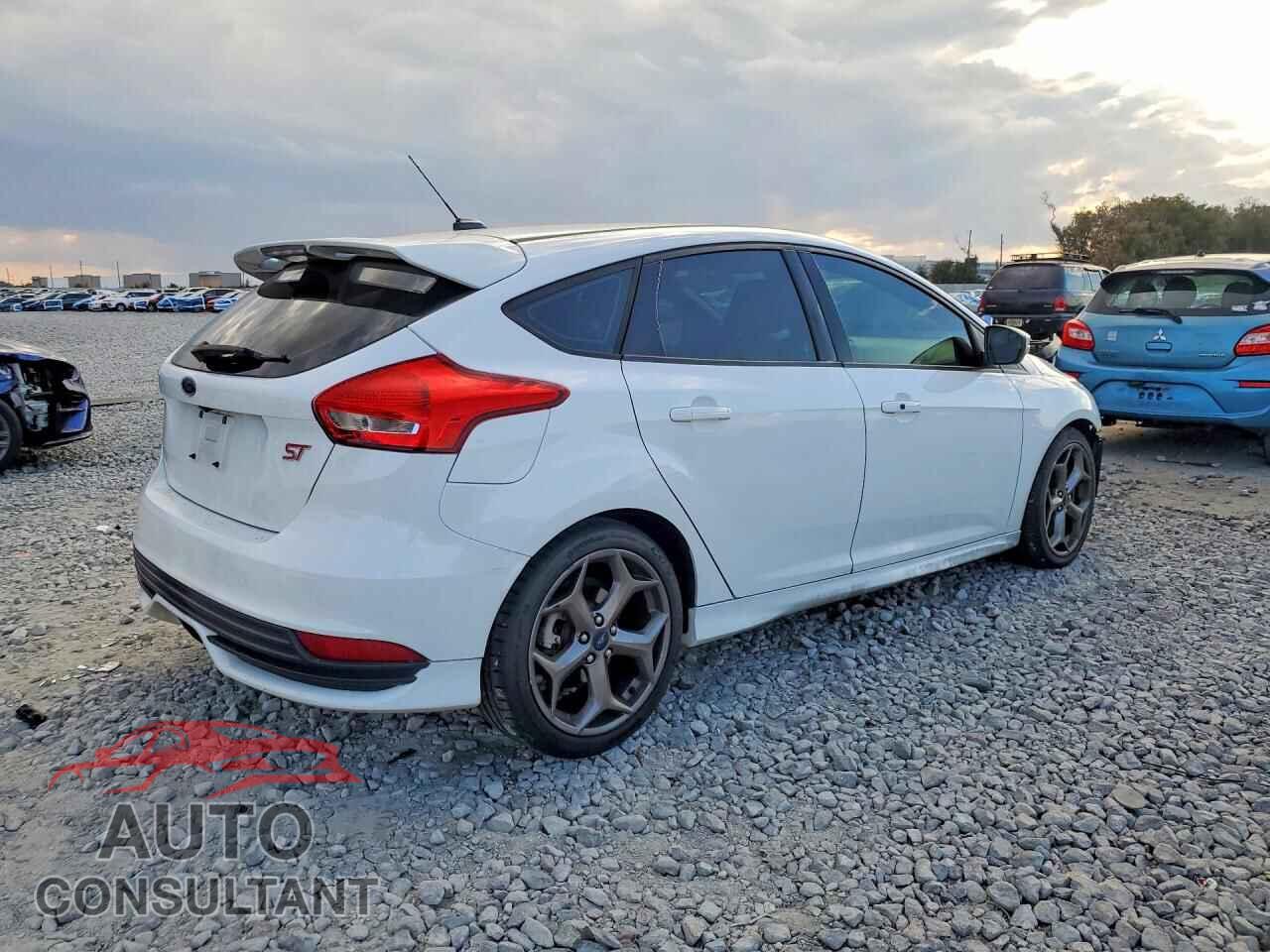 FORD FOCUS 2015 - 1FADP3L98FL362602