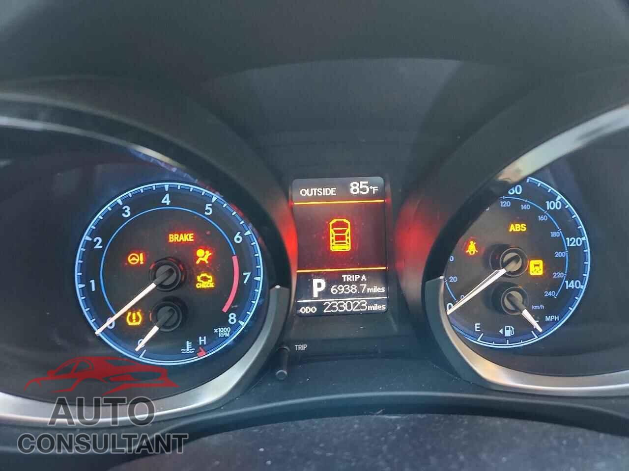 TOYOTA COROLLA 2015 - 5YFBURHE2FP201723
