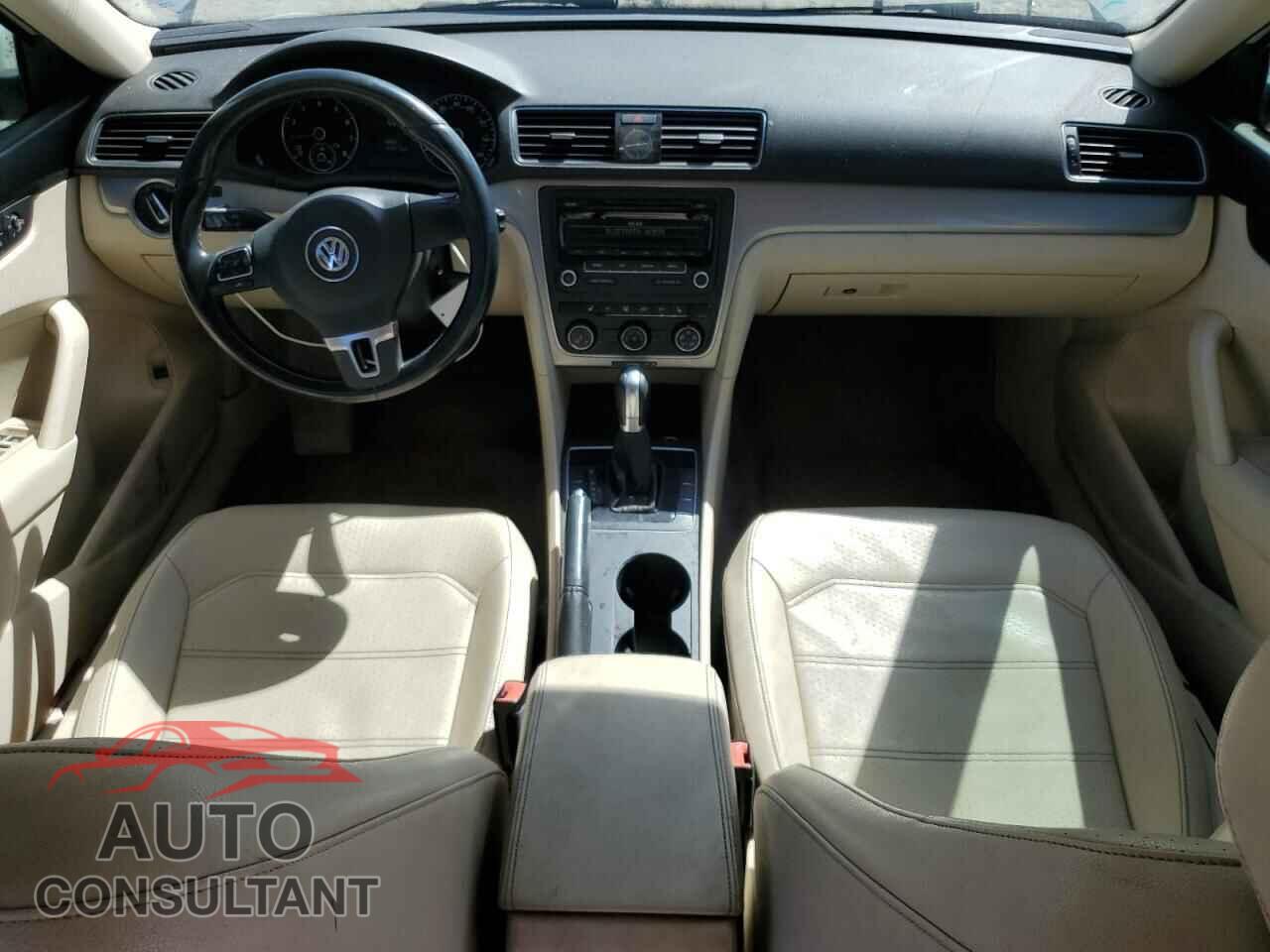 VOLKSWAGEN PASSAT 2015 - 1VWAT7A30FC068266