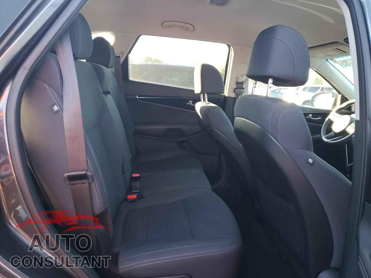 KIA SORENTO 2017 - 5XYPG4A32HG332425