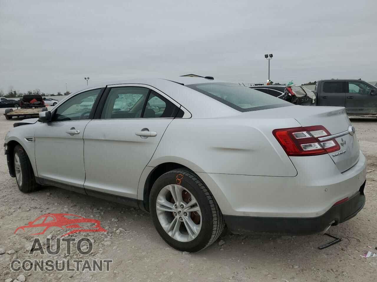 FORD TAURUS 2018 - 1FAHP2E82JG124004